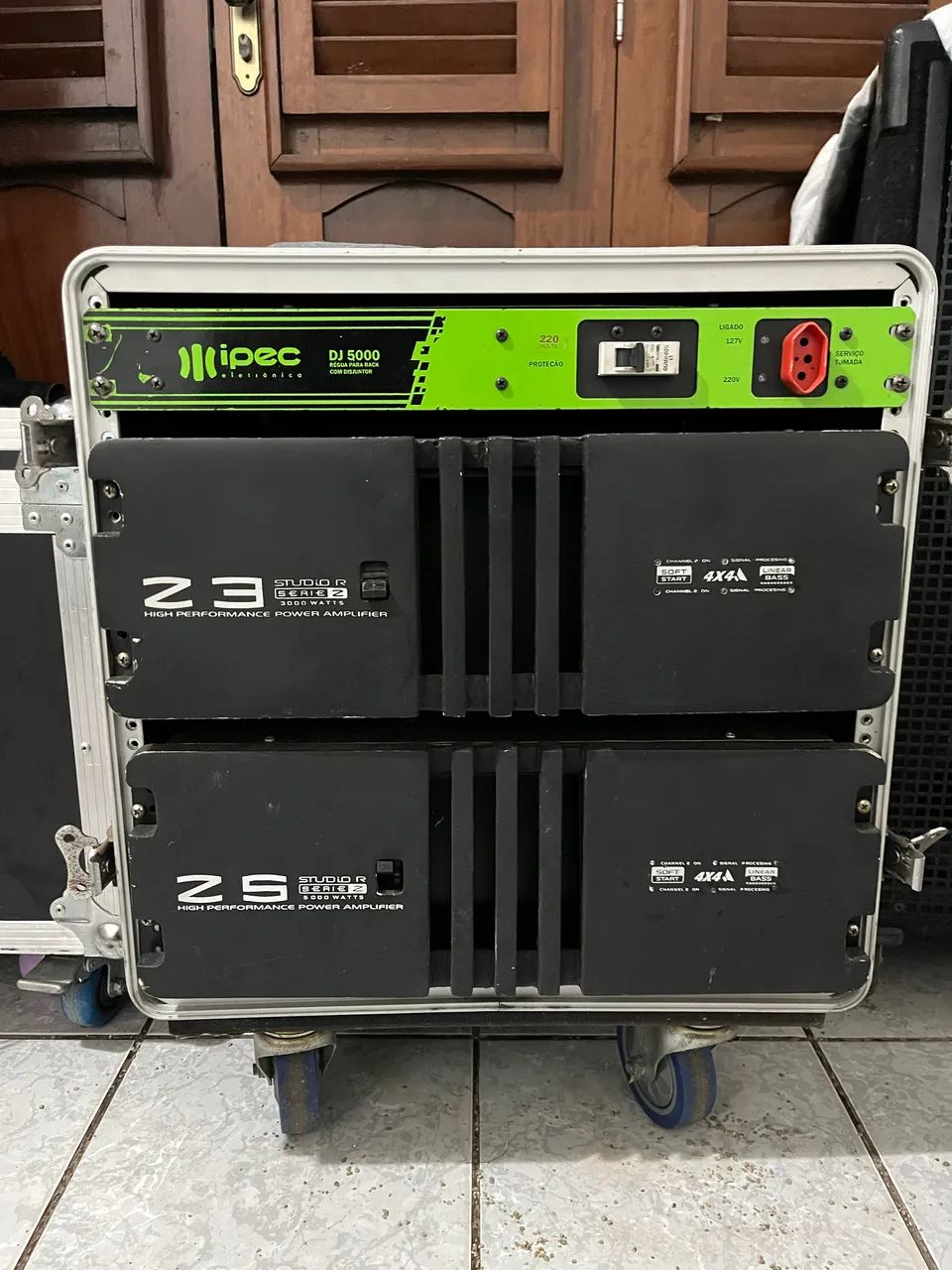 2 AMPLIFICADORES DE GRAVE 3000 E 5000 COM RACK E PAINEL