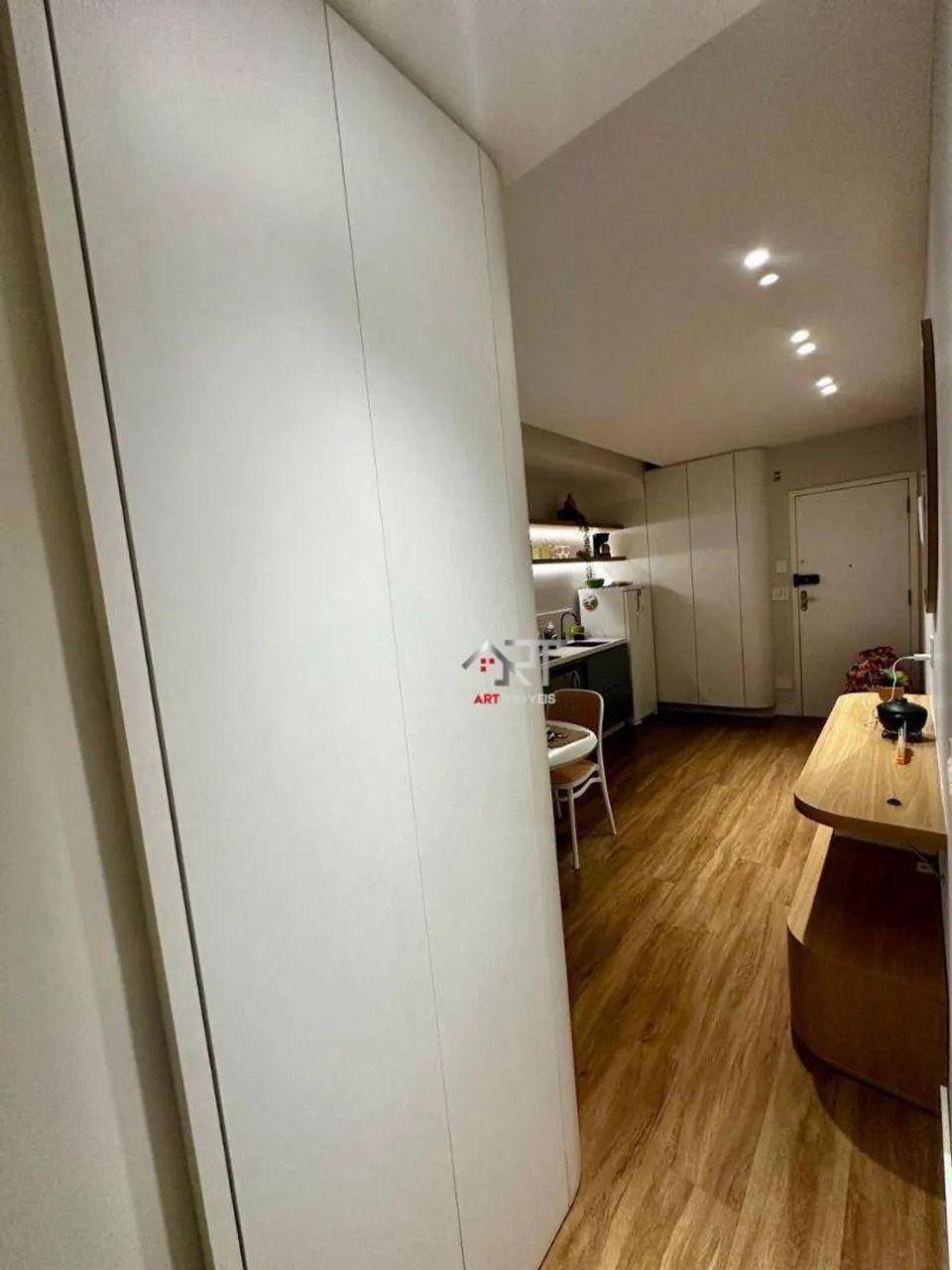 Apartamento montado e decorado, totalmente MOBILIADO, suíte, varanda. Prédio com elevador - Foto 5