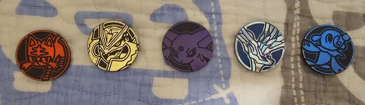 Conjunto Pokemon TCG (latas, broche, moedas e boneco) - Foto 2