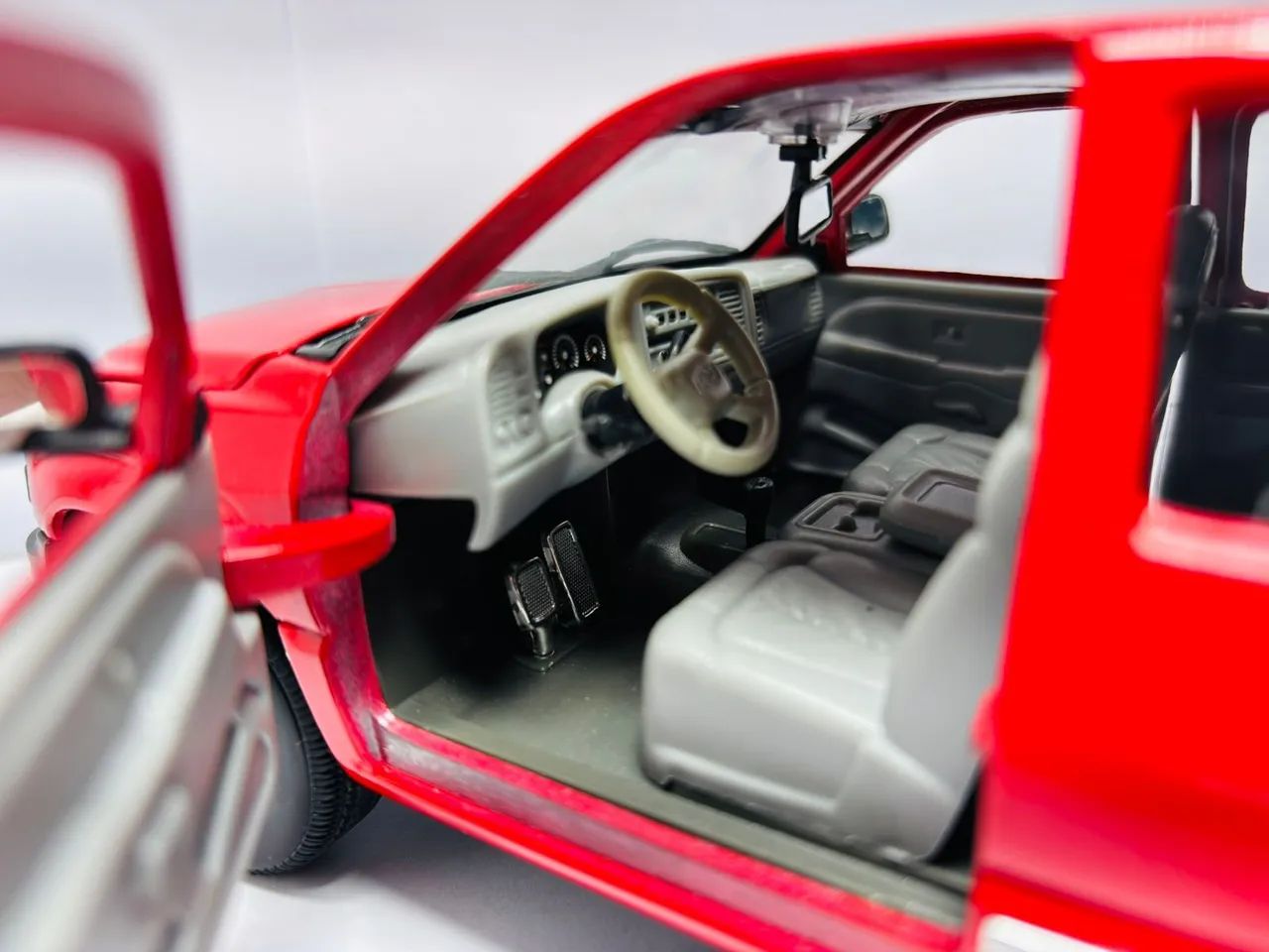 Miniatura Chevrolet Silverado 1999 1/18 - Foto 5