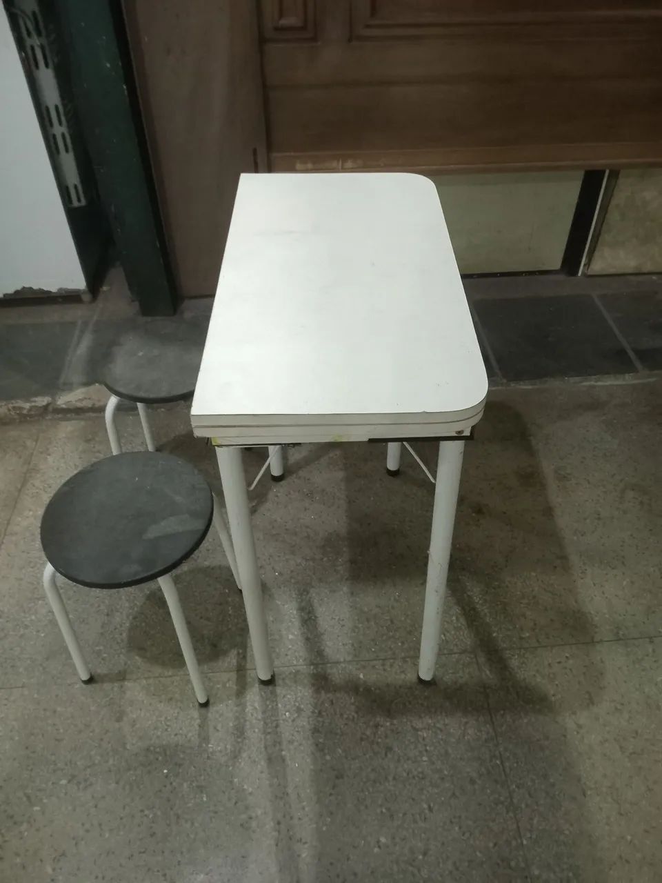 Mesa com 2 banquinhos - Foto 3