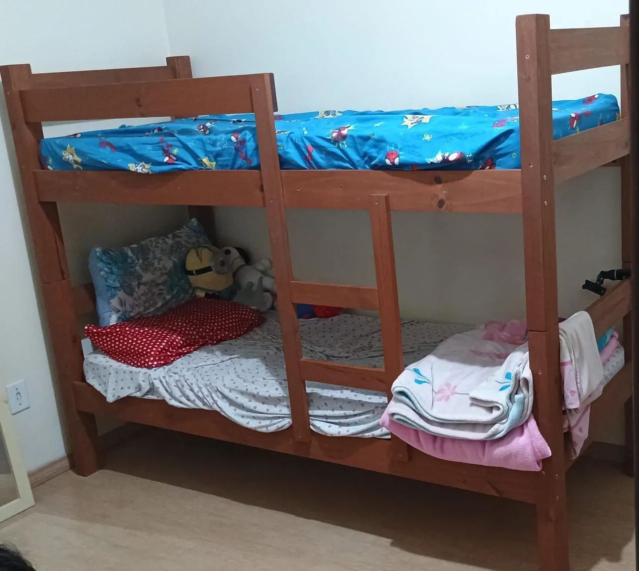 Vendo beliche com colchões 