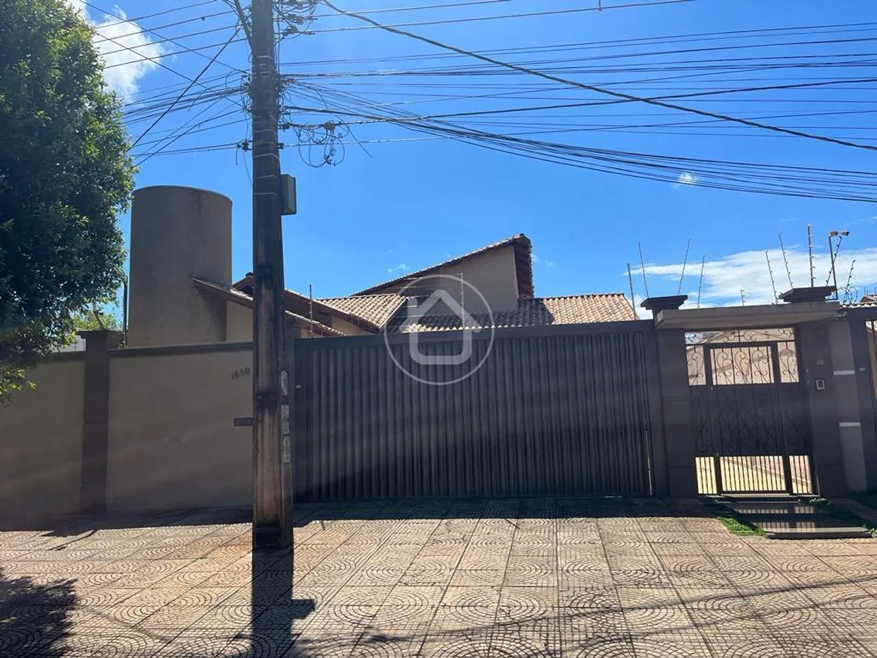 CASA COM AMPLO QUINTAL