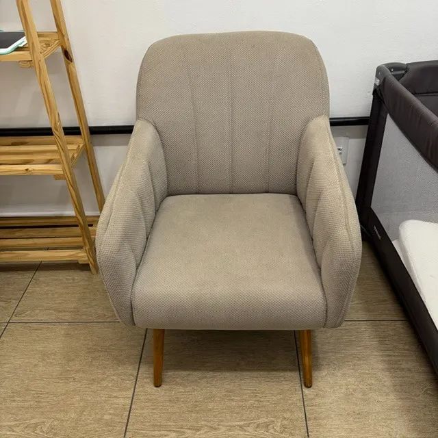 Poltrona Retrô Pé Palito - Bege / Fendi - Confortável em ótimo estado - Foto 5
