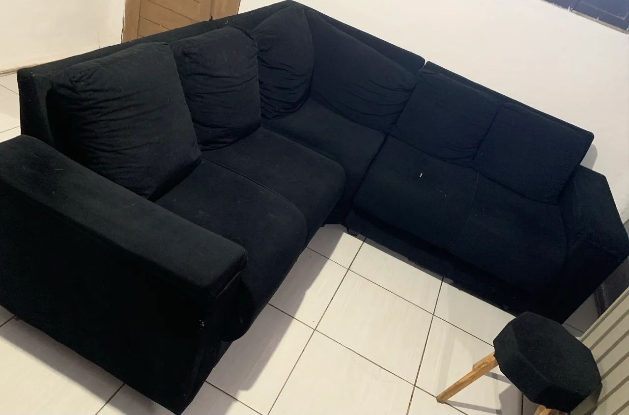 Vendo sofá grande na cor preta  - Foto 2