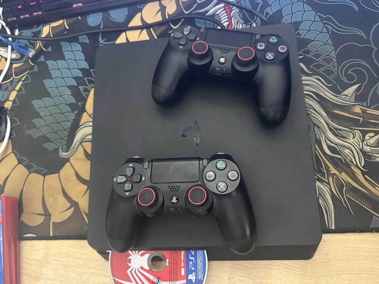 PlayStation 4 Slim 1T 2 controles e 1 Jogo. 