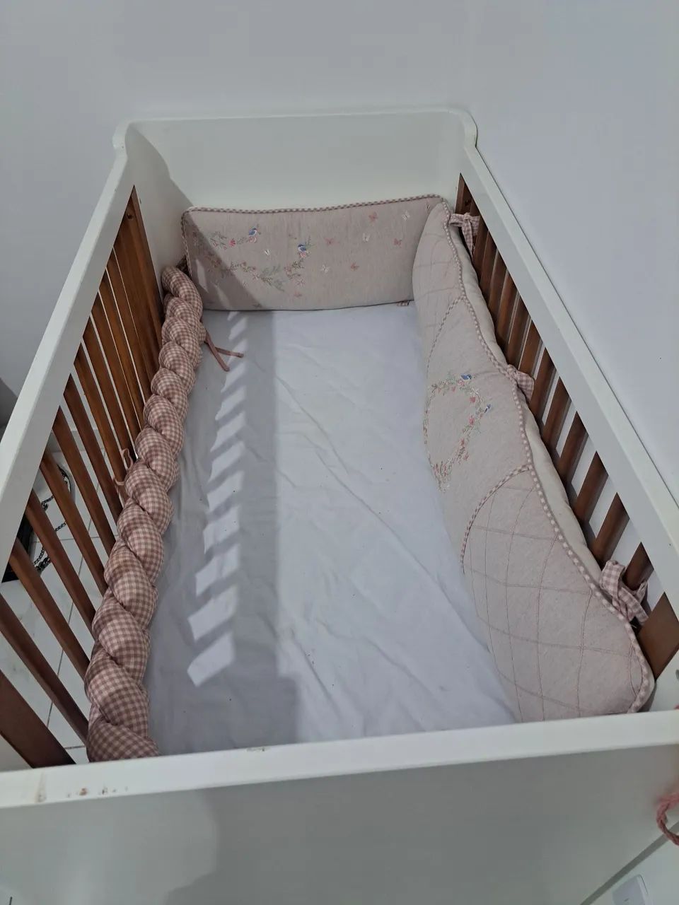 Vende-se berço madeira maciça e mdf, completo. - Foto 3