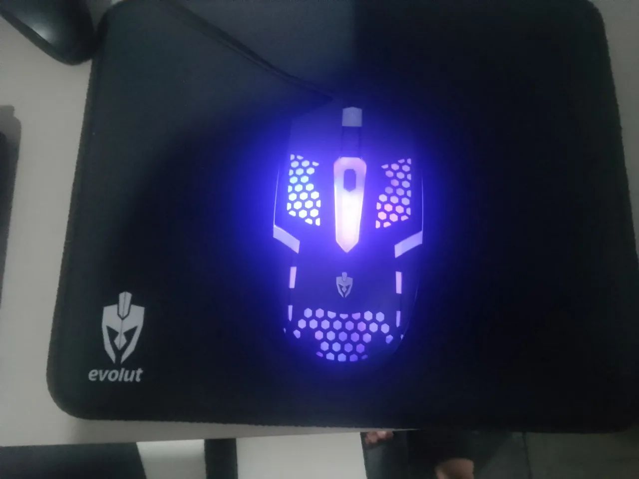 Kit mouse pad+mouse gamer, composto por sensores RGBS e led RGB, 800 a 1200 dpi.
