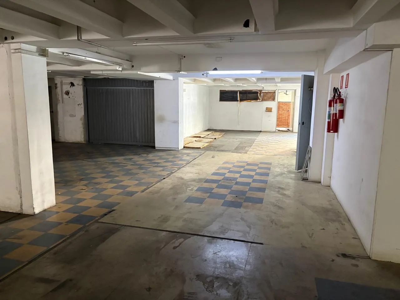 Vendo sala comercial com 590 metros banheiro interno vaga de garagem ! - Foto 4