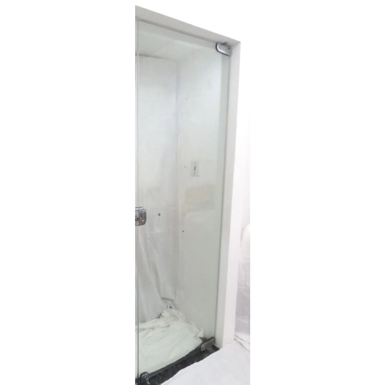 Porta de vidro temperado. Largura 71 cm x Altura 202 cm x Espessura 1 cm. - Foto 2