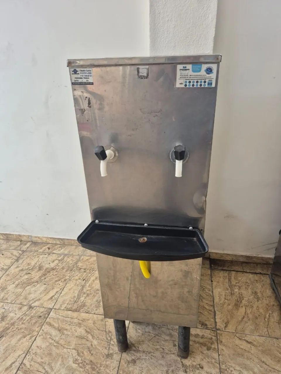 Bebedouro Inox 25L funcionando 