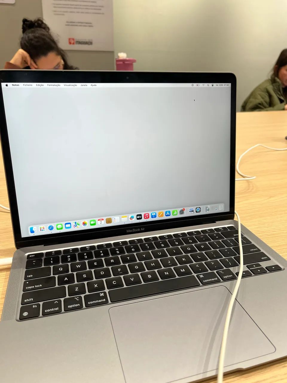 Macbook Air M1 8gb 256gb 13 cinza  - Foto 3