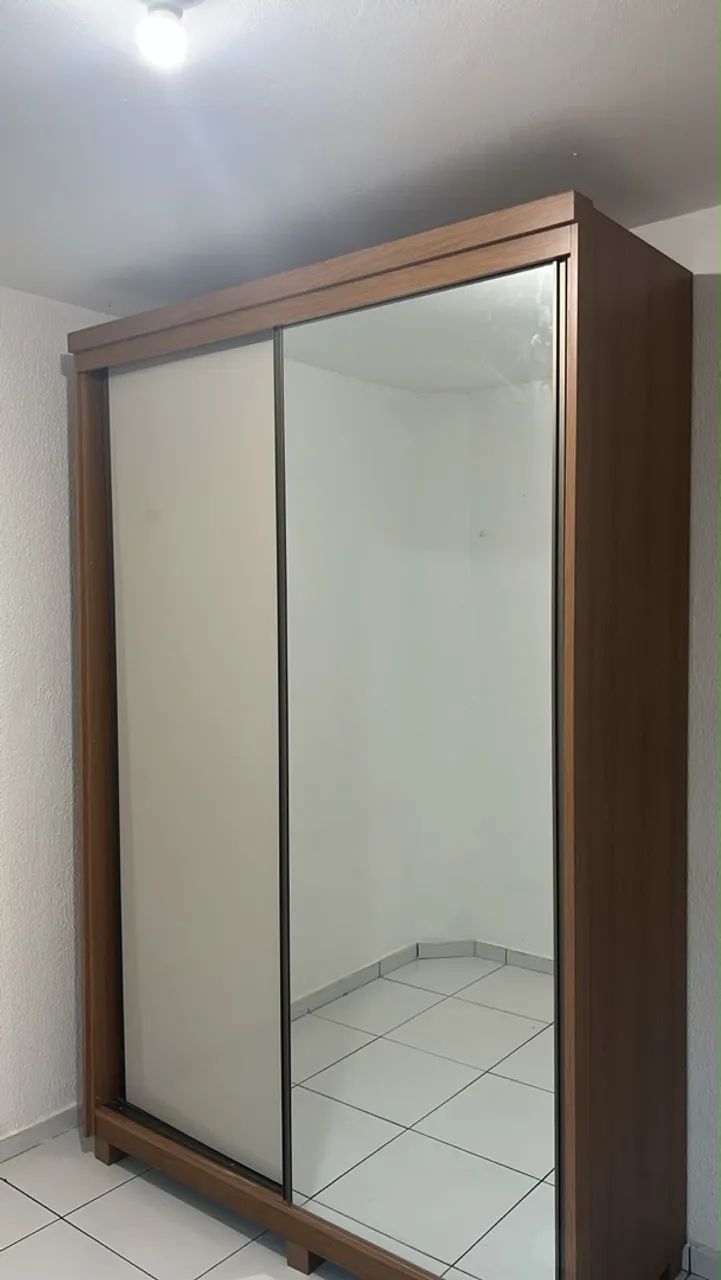 Guarda roupa com portas de correr e espelho