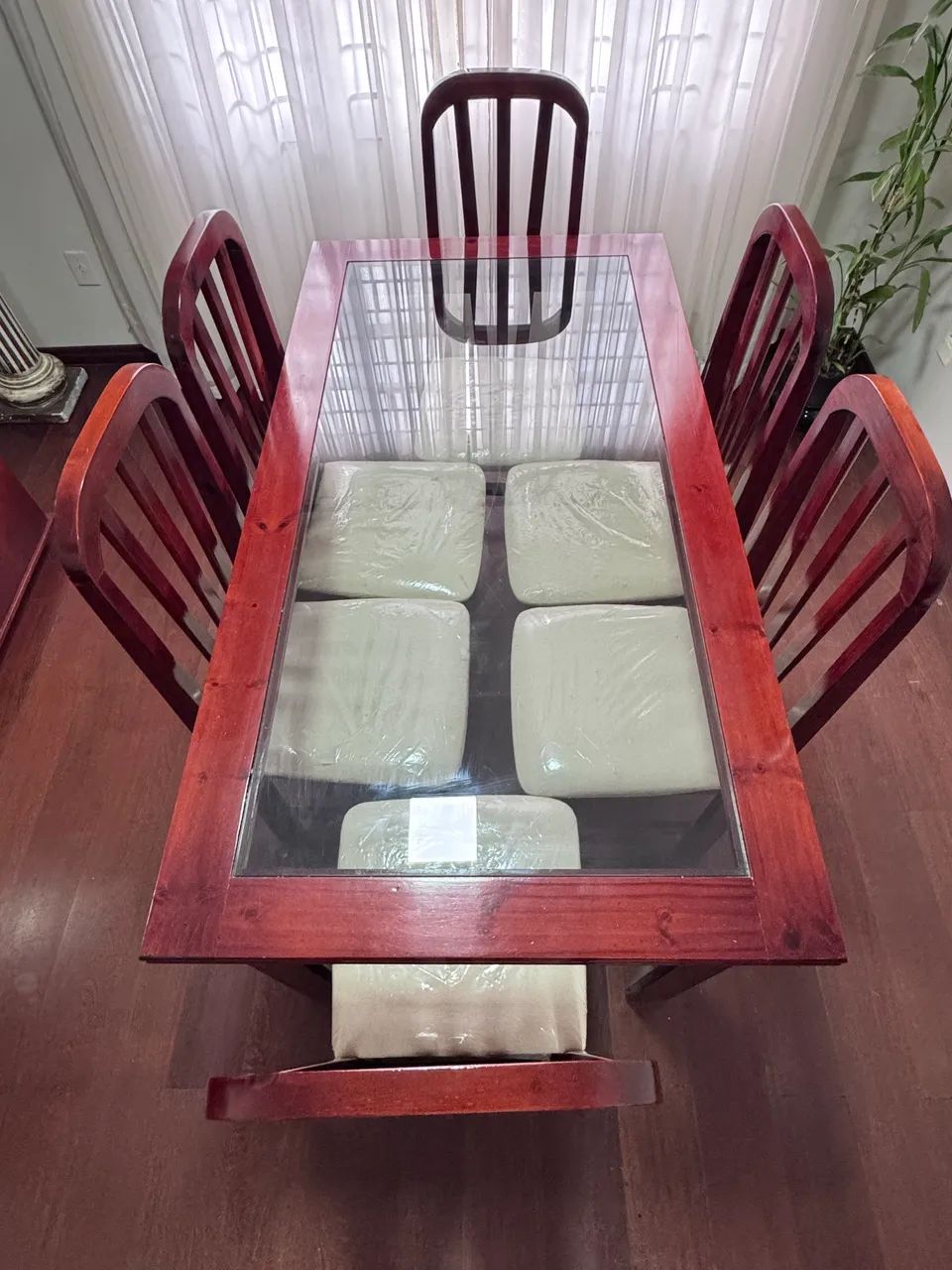 Mesa jantar com 6 cadeiras e aparador 