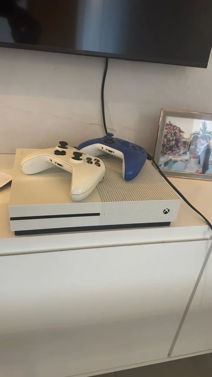 X Box One S com 2 controles  - Foto 2