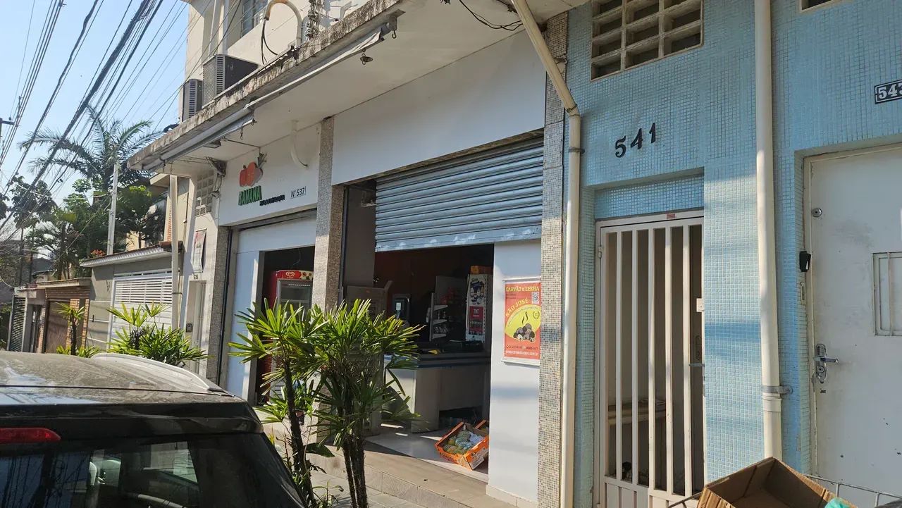 Loja plana e e com planta bem distribuida.