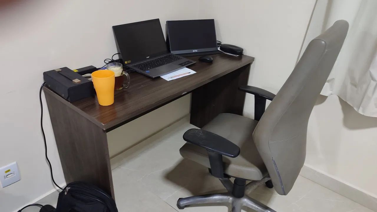 Mesa e cadeira de escritório 