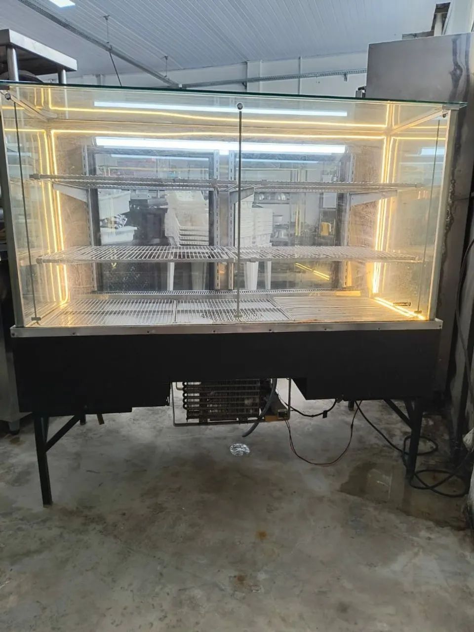 Vendo vitrine refrigerada e iluminada