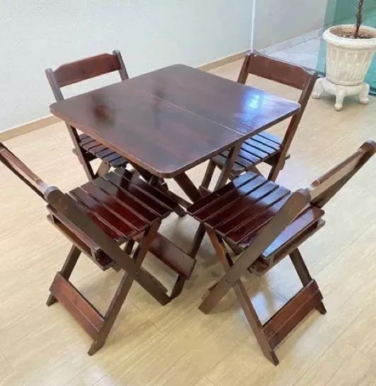 Jogo de mesa e cadeira de madeira(Carvalho )