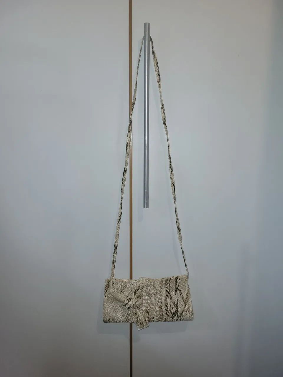 Bolsa transpassada couro cobra - Foto 3