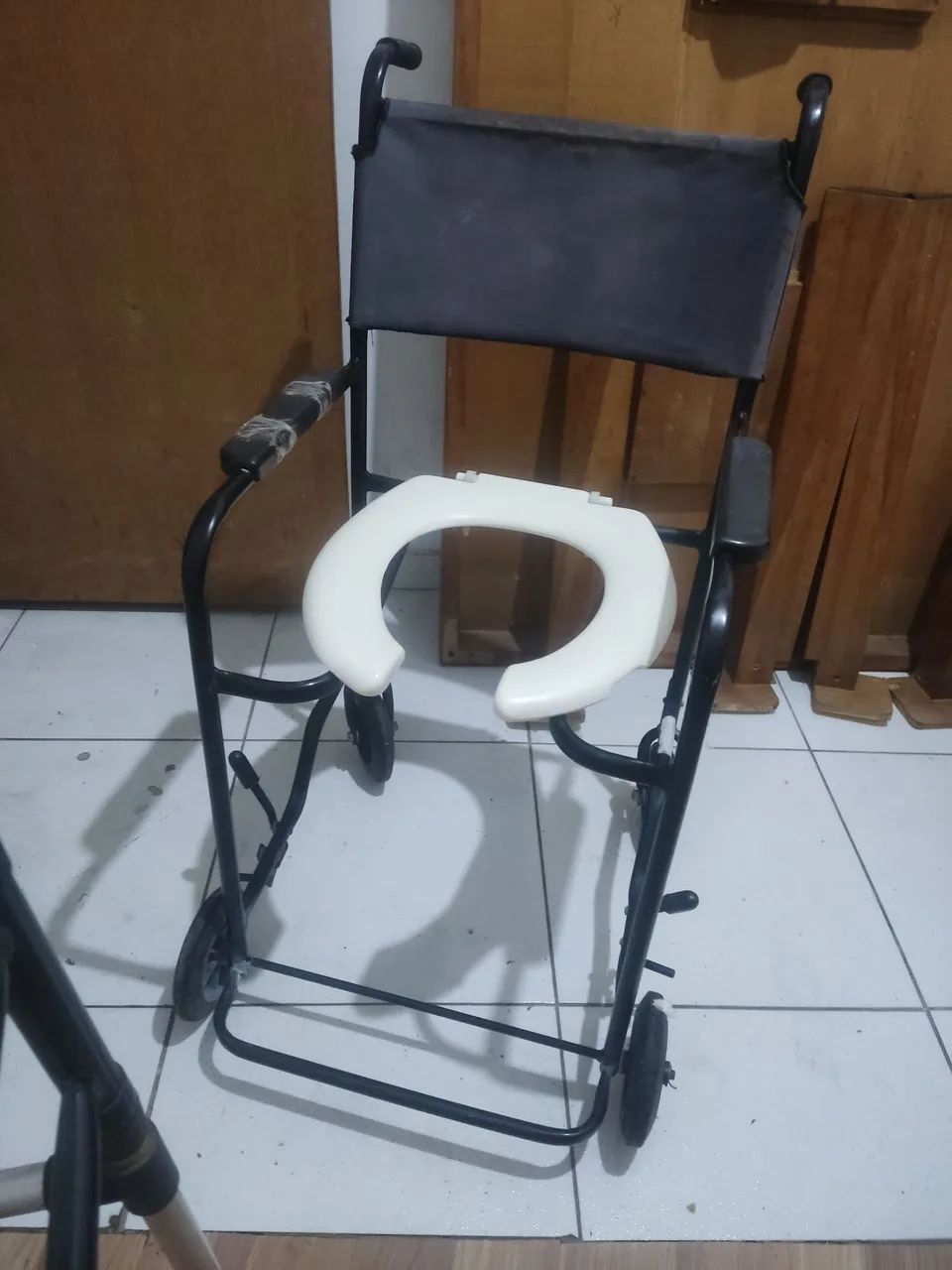 Andador e Cadeira de Banho - Foto 4