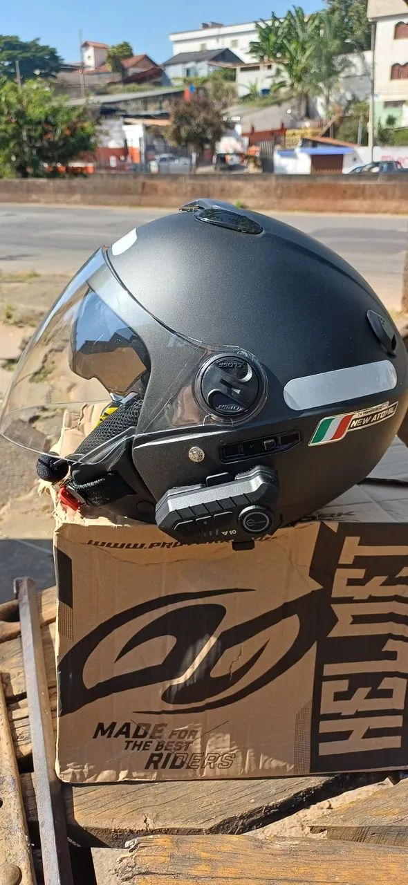 Capacete Novo com Óculos e Fone Bluetooth