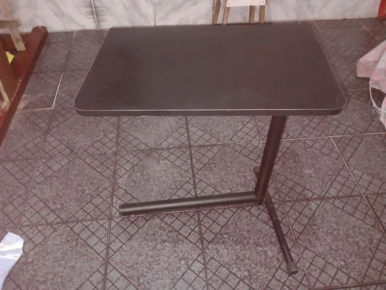 Vendo mesa lateral multiuso para notebook, em estado de loja(Absolutamente zerada). - Foto 3