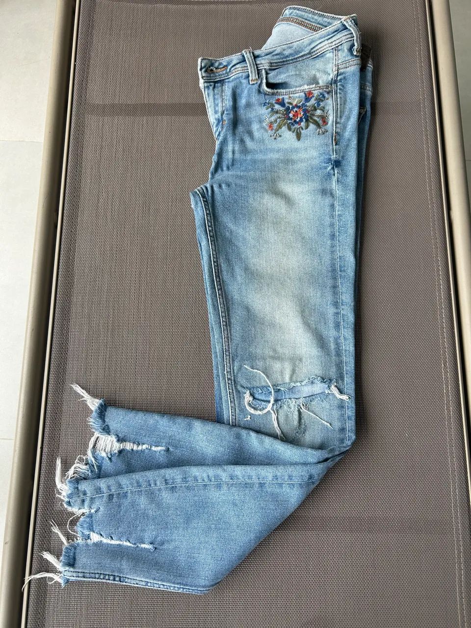 CALÇAS ZARA TAM 38 - PRETA, ESTAMPADA E JEANS BORDADA  - Foto 3