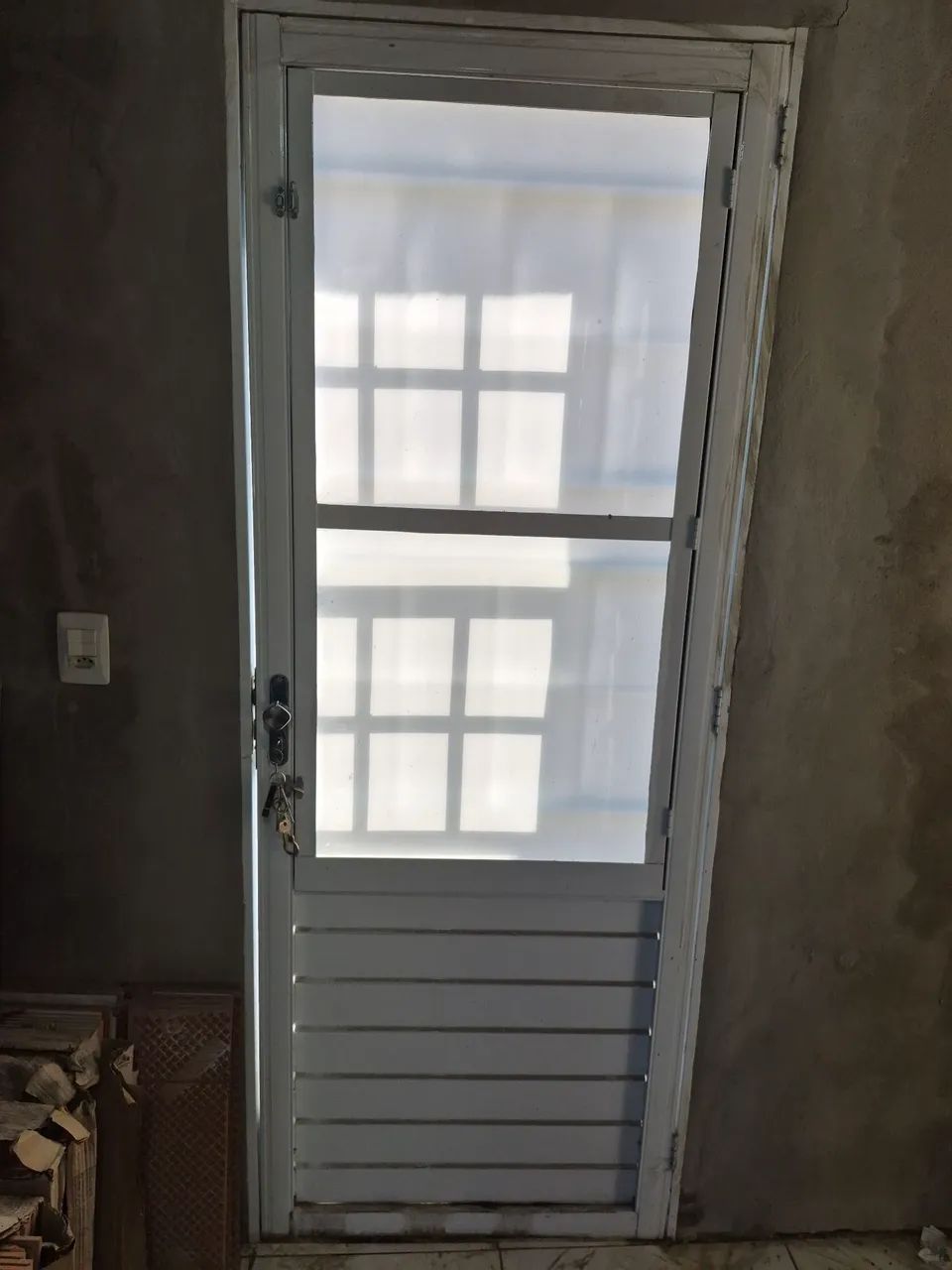 Porta entrada 80 largura 2.20 altura  exelente estado , retirada no local  - Foto 3