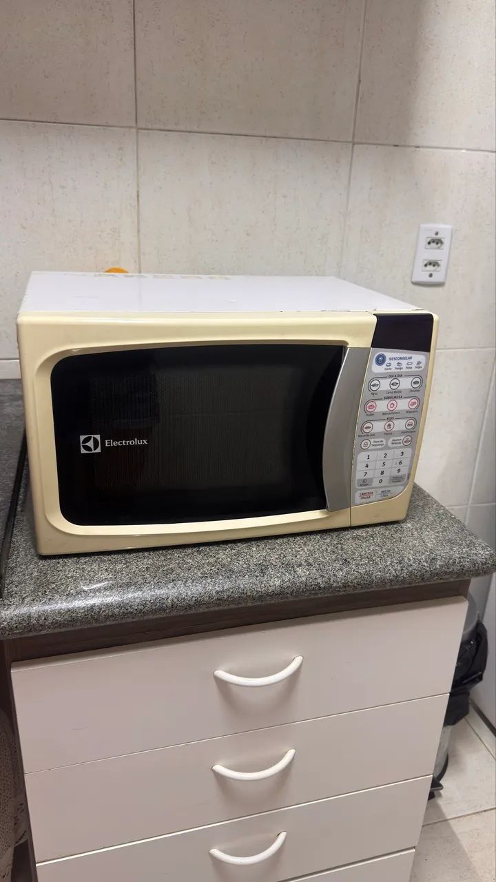 Microondas para retirar peças ou arrumar