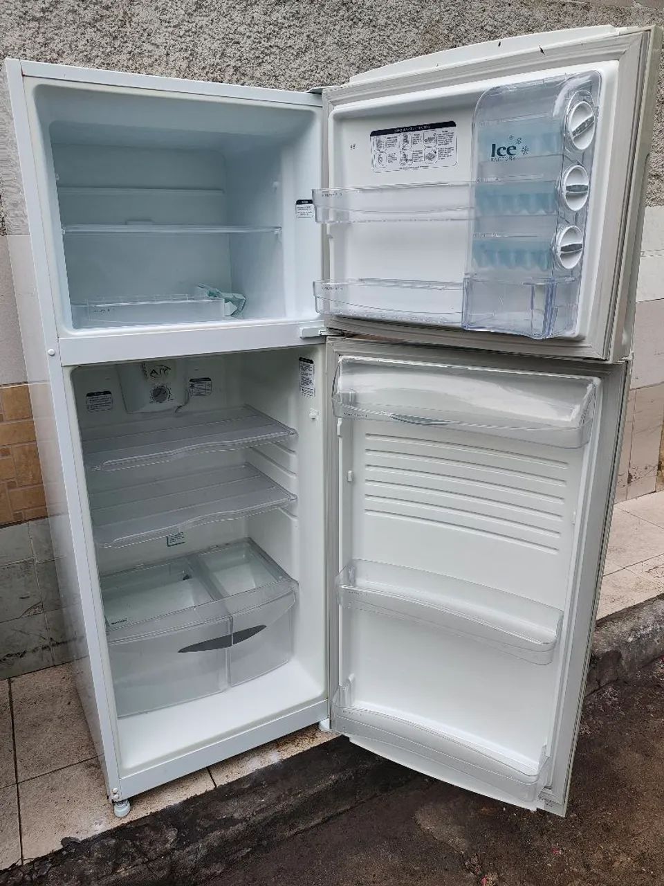 Refrigerador GE 420 litros funcionando perfeitamente.