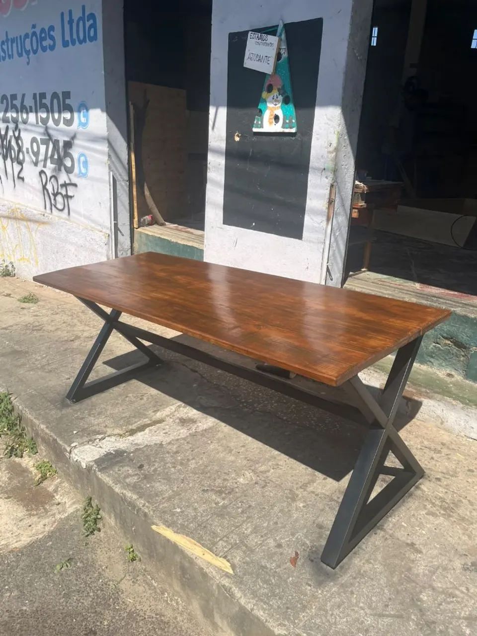 Mesa de madeira e base de metal estilo industrial 