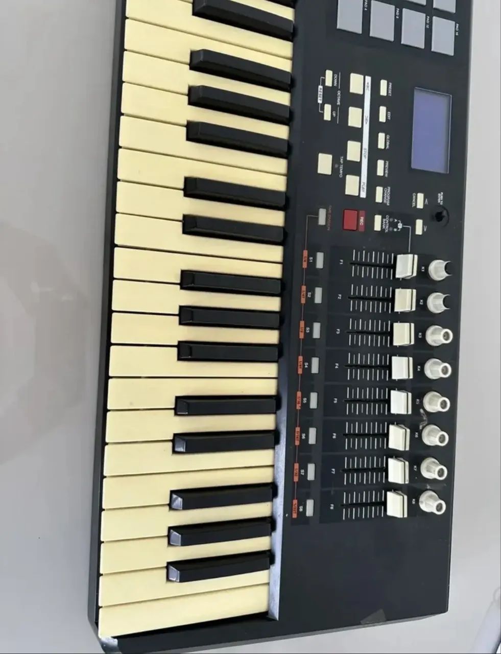 Controlador Akai Apk 61 (Usado) - Instrumentos musicais - João