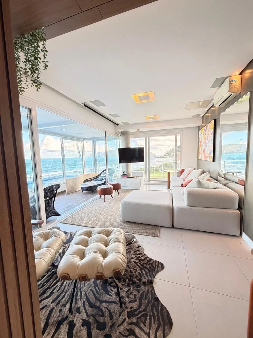 Apartamento com 03 dormitórios e piscina privativa de frente para o mar - Foto 4