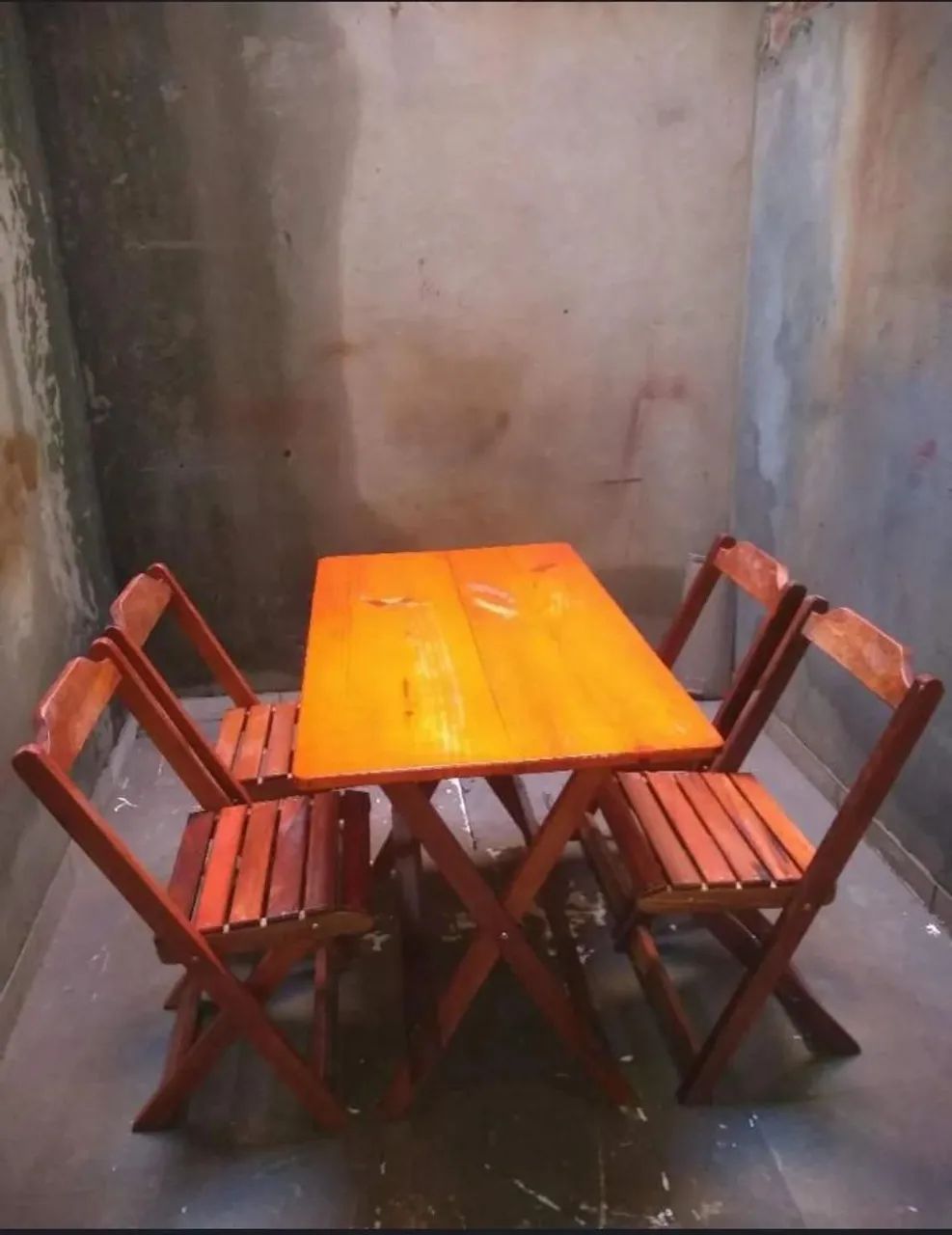 Mesas e cadeiras 