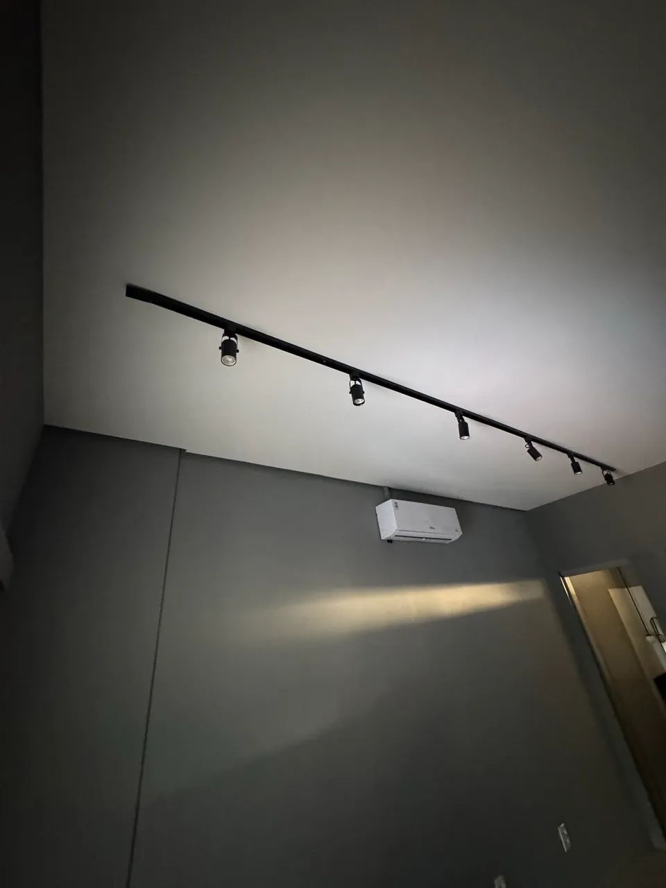 Kit trio eletrificado preto 4m + 6 spots eletrificados 