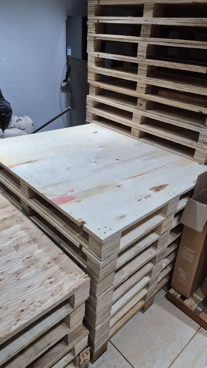 Pallets seminovos medida 1.10 por 1.30, suporta 300kg aproximadamente, 3cm espessura.  - Foto 3