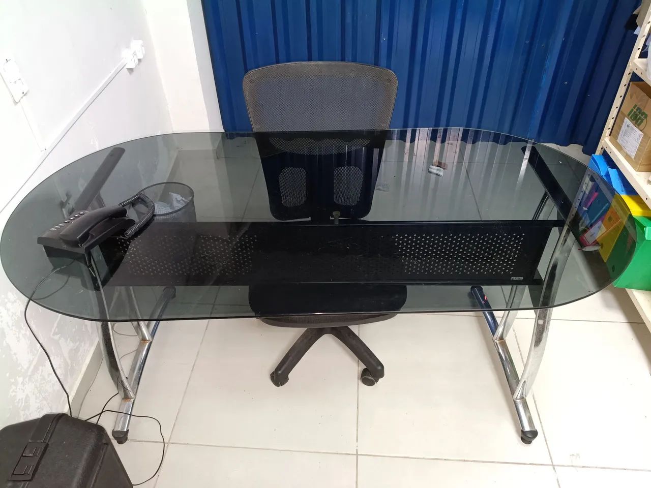 Mesa de vidro com cadeira giratória tipo diretor  - Foto 3