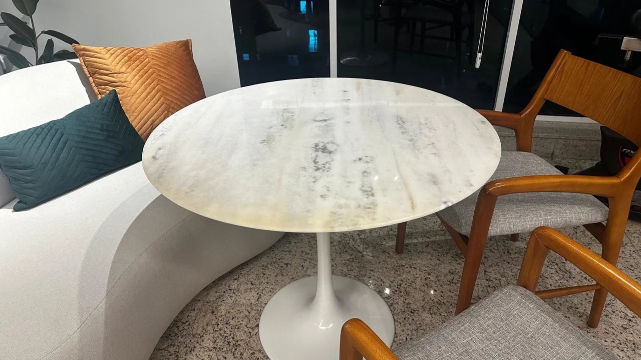 Tampo de mármore branco mesa saarinen 