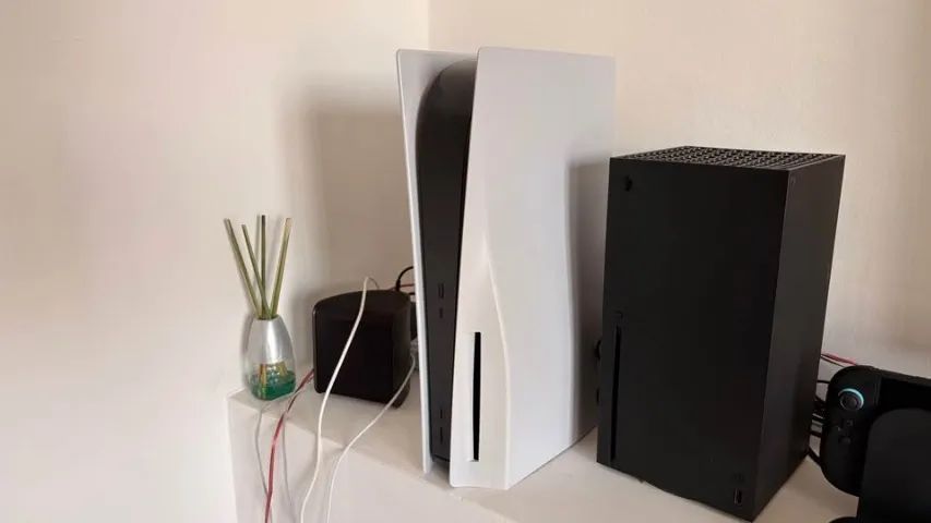 Playstation 5 com Leitor de Disco + 2 controles  e Caixa