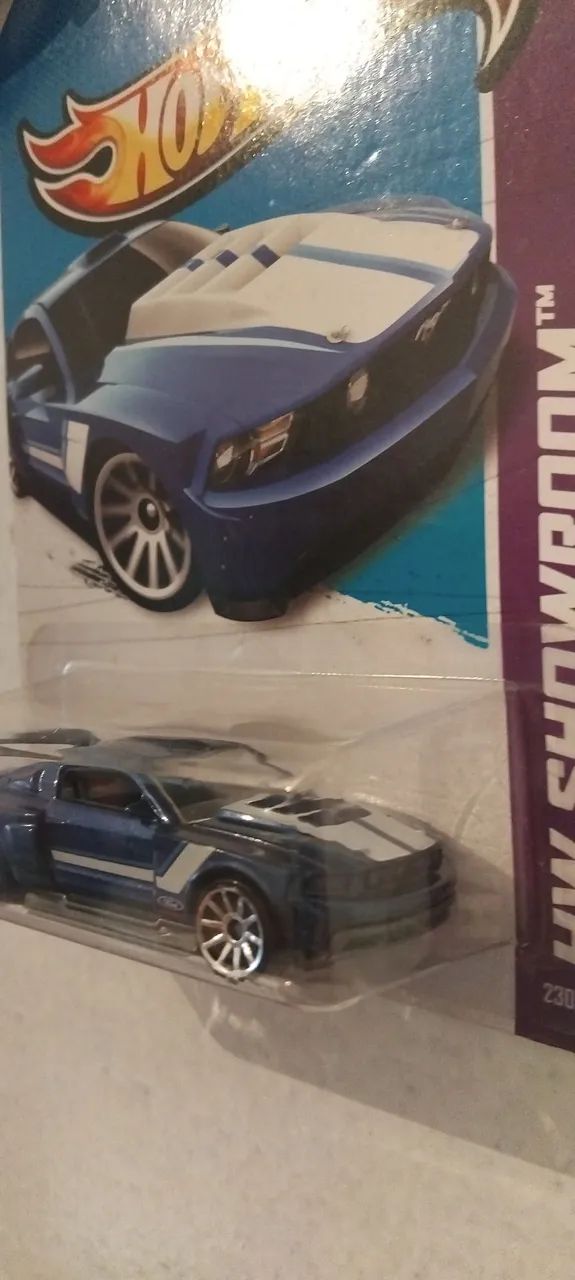 Carrinho da hot wheels CUSTOM '12 FORD MUSTANG - Brinquedos e