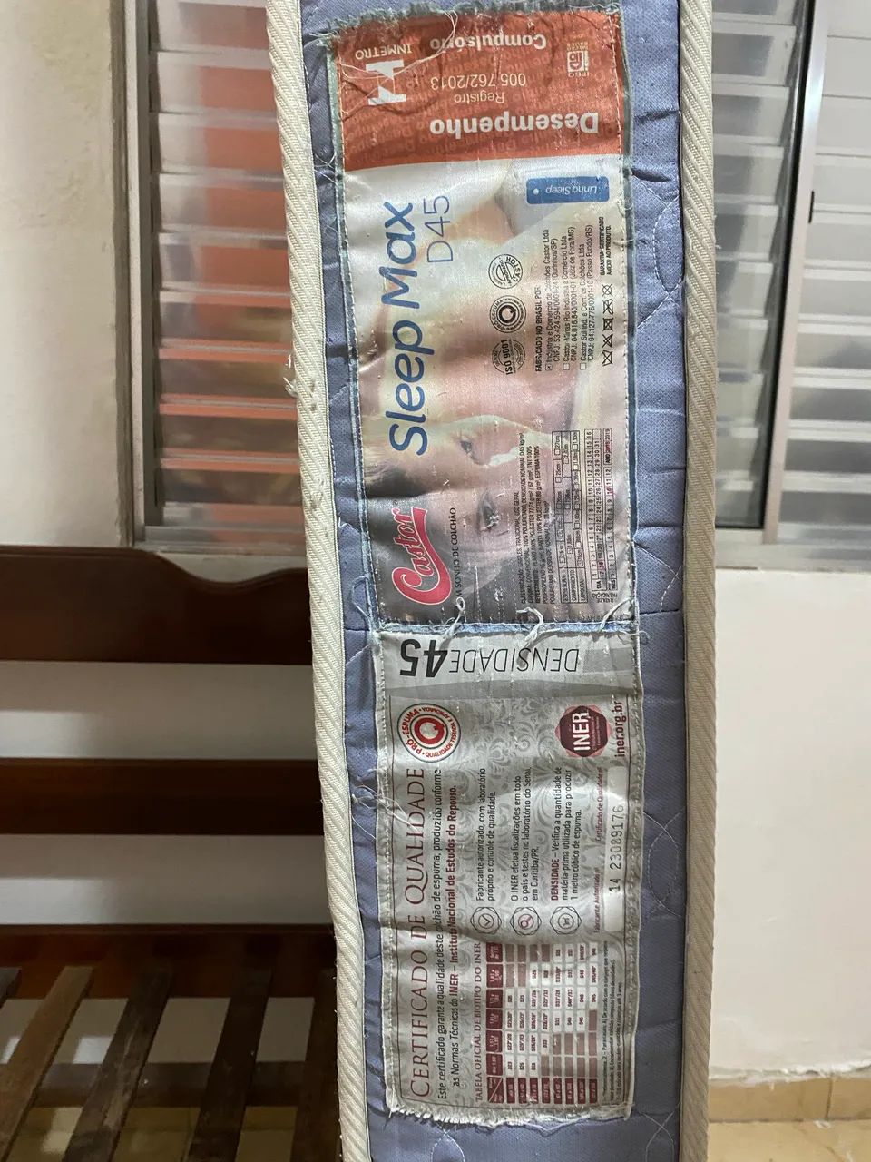 Cama de madeira maciça com colchão 