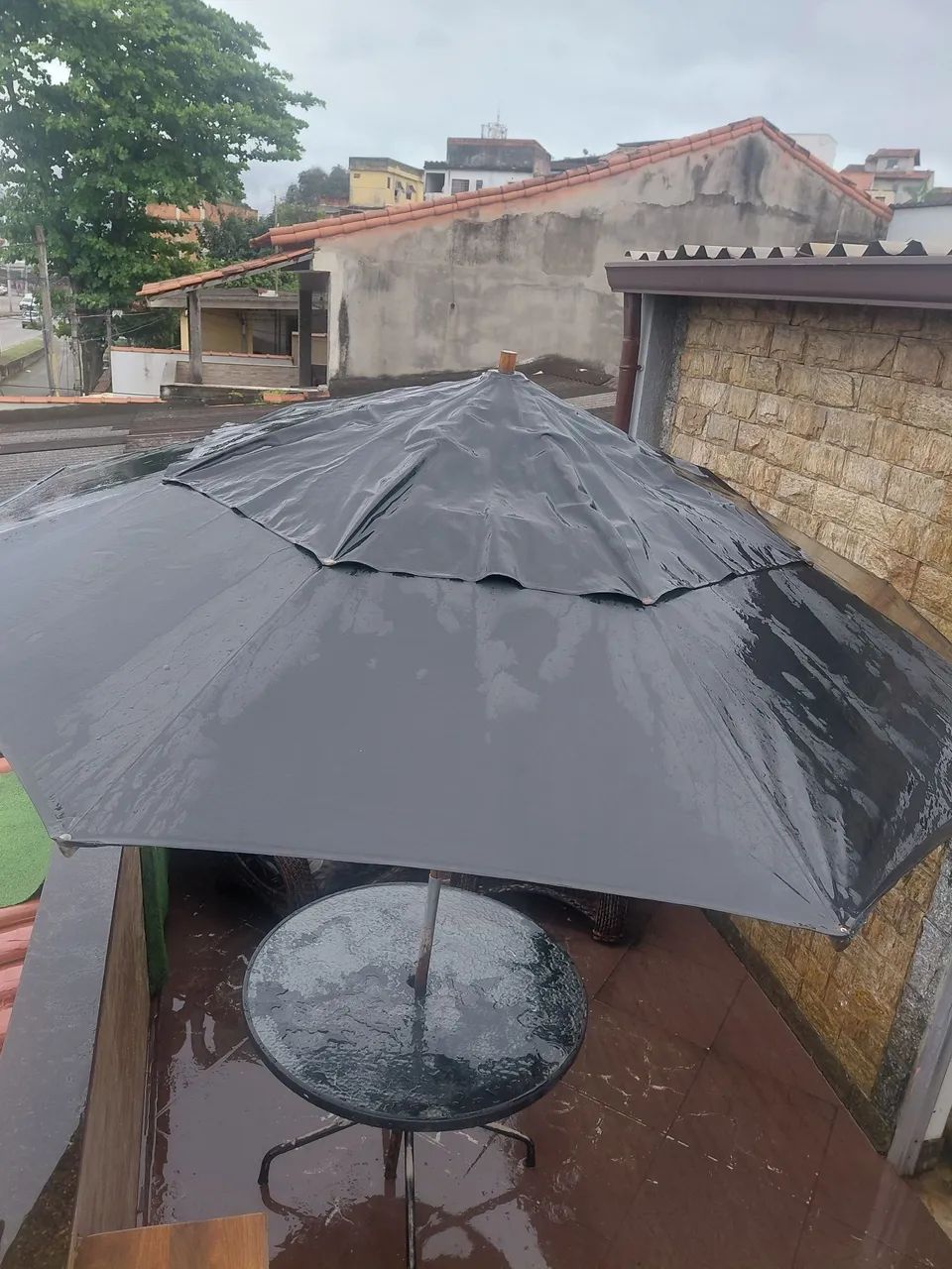 Mesa com guarda sol obrelone 