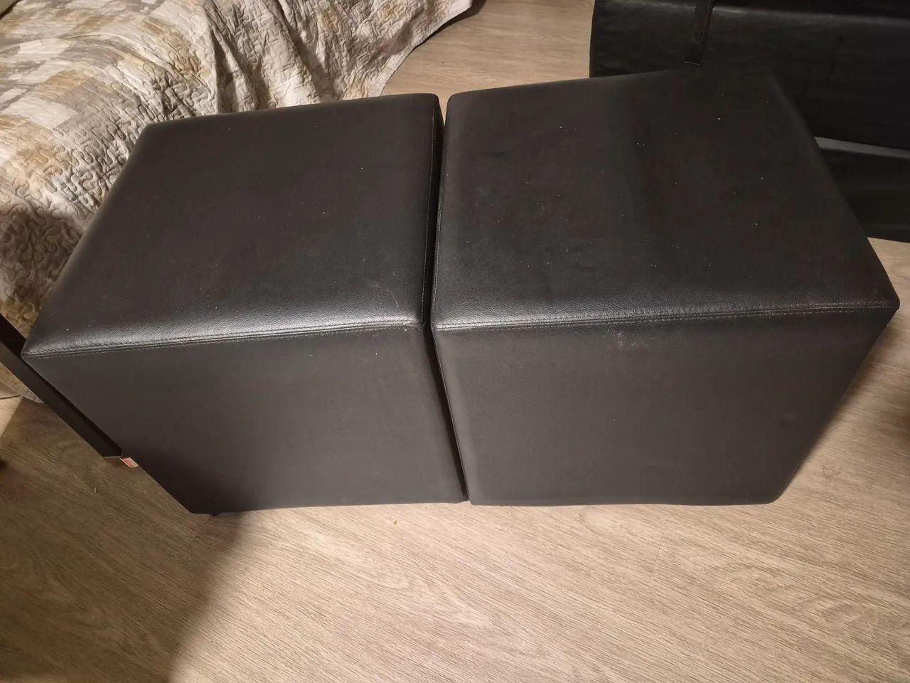 Pufs pretos da Etna 