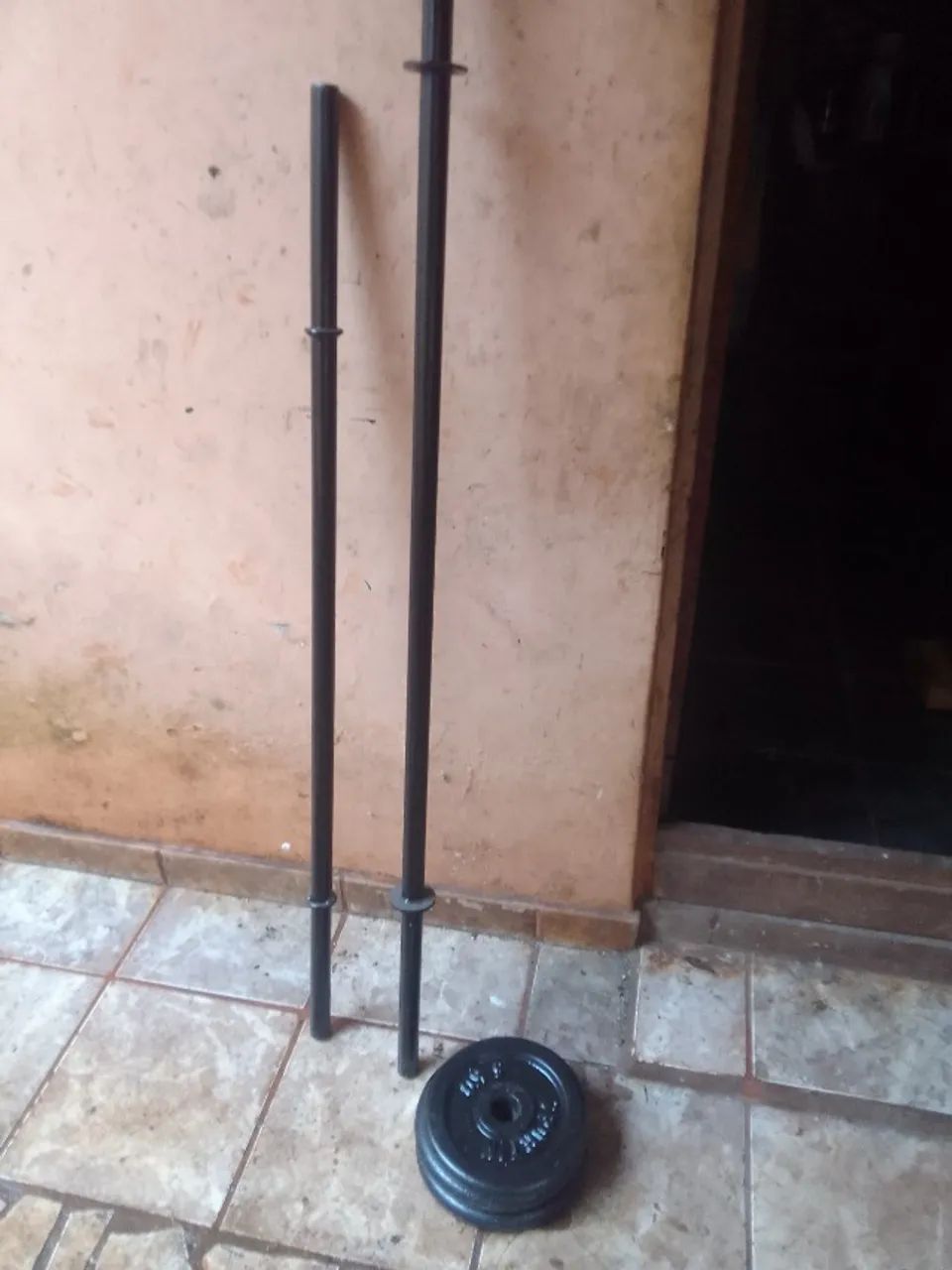 Barra macica 1,50 euma 1,20  maciças  e 4 a nilhas de 5 kilos cada - Foto 2