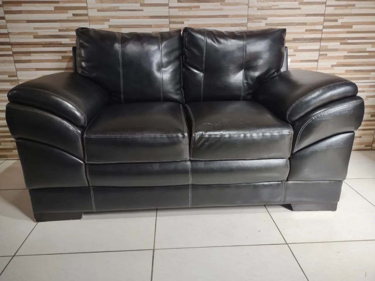 Sofá de couro seminovo  - Foto 2