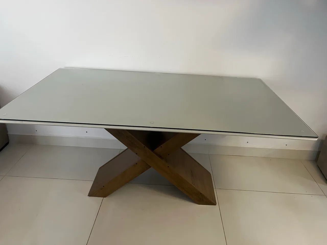 Mesa de jantar 1,60 x 0,90 m com base de madeira - moderna e elegante - Foto 3