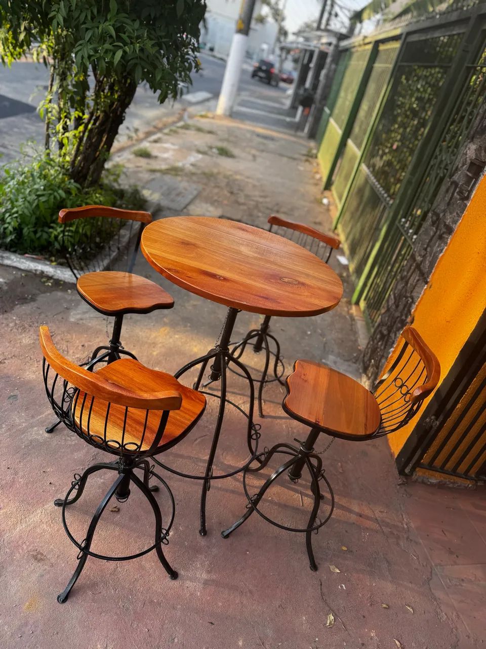 Mesa em madeira maciça com ajustes de altura para bares e restaurantes  - Foto 4