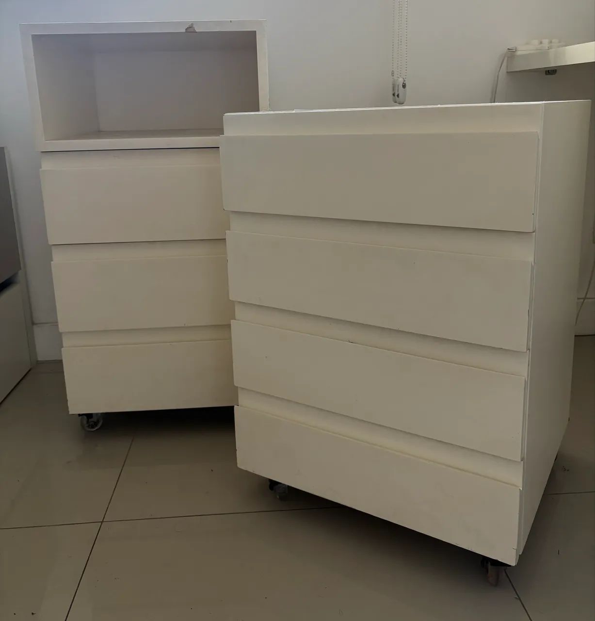 2 mesinhas de cabeceira 