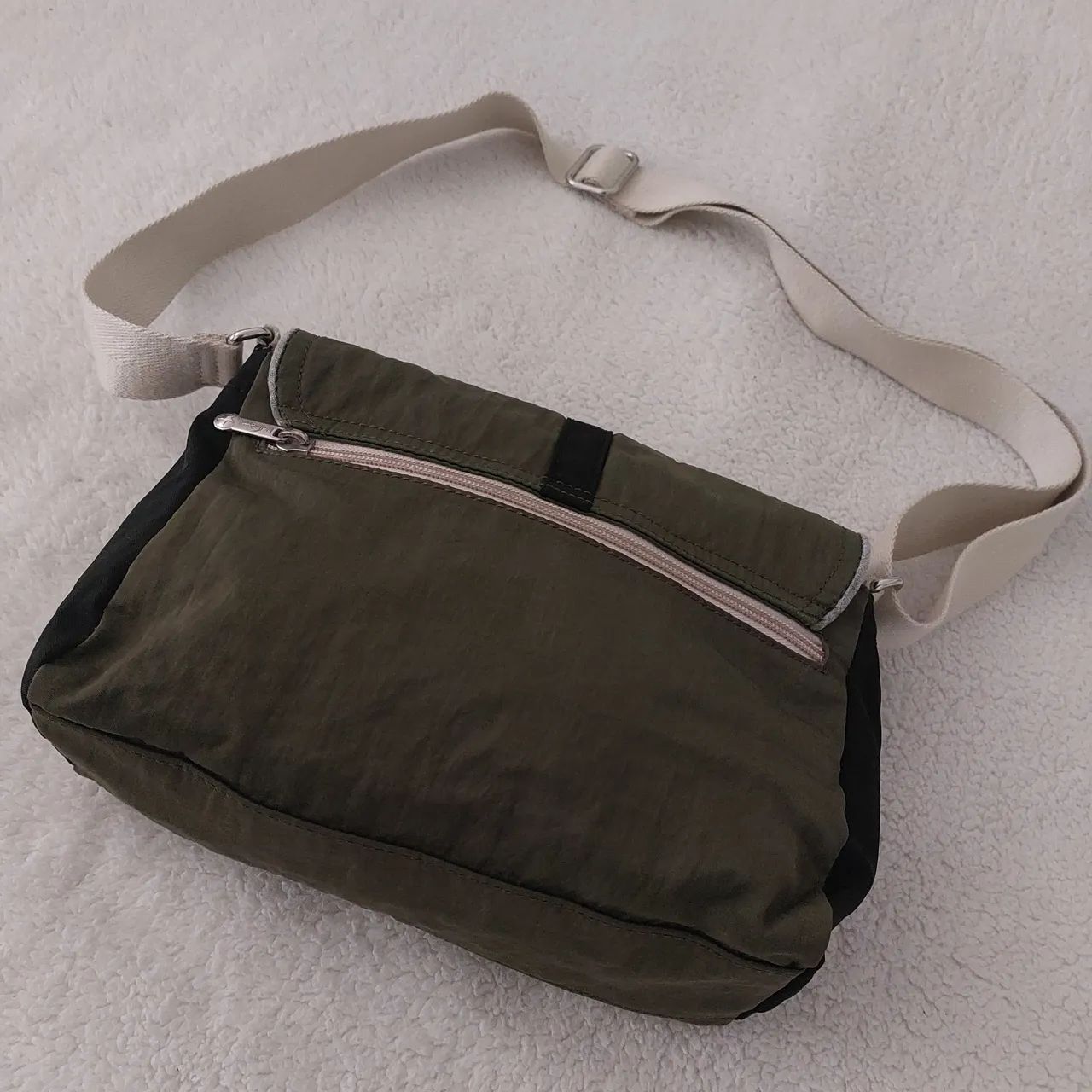 bolsa kipling verde oliva e offwhite - Foto 3